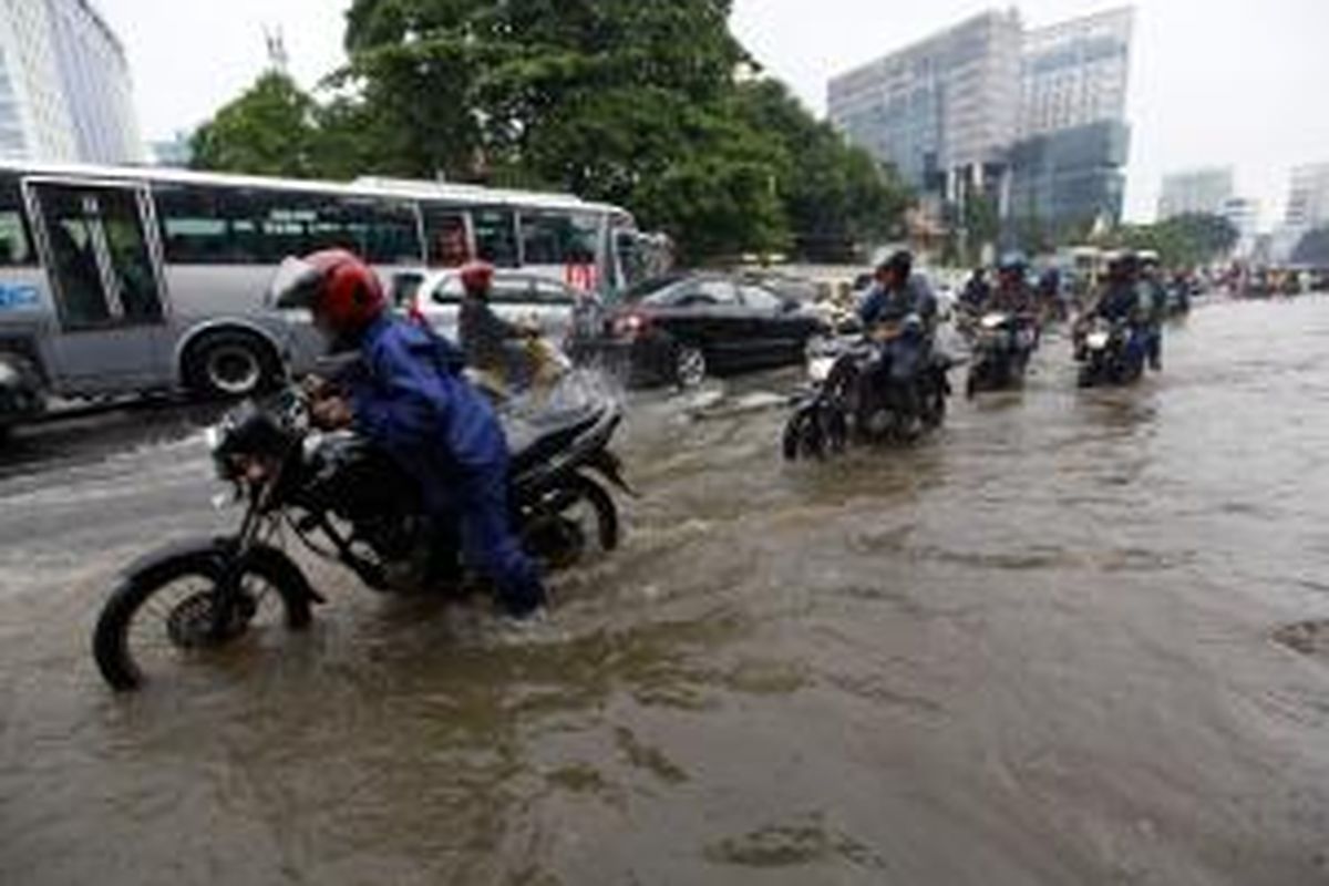 Hujan deras yang mengguyur Jakarta dan sekitarnya, mengakibatkan Jalan Medan Merdeka Timur, di depan Stasiun Gambir, Jakarta Pusat, Rabu (5/2/2014), terendam banjir. Banjir juga terjadi di Jalan Medan Merdeka Utara, di depan Istana Merdeka. Akibatnya, kemacetan terjadi di sejumlah ruas jalan.