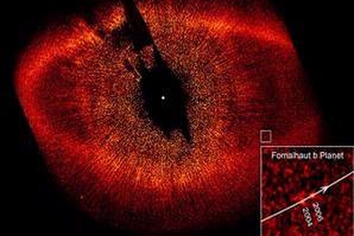 Planet Fomalhaut b yang pertama kali tertangkap gambarnya mengorbit di bintang induk, Fomalhaut.