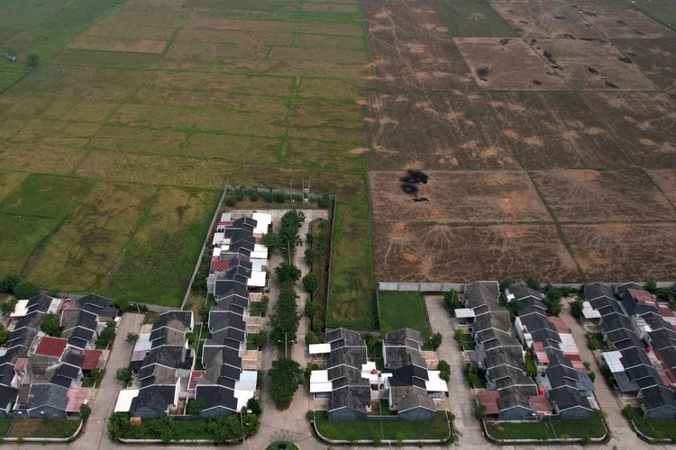 Kompleks perumahan baru berdampingan dengan lahan persawahan di kawasan Babelan, Bekasi, Jawa Barat, Selasa (25/7/2023). Ditengah semakin bertambahnya kebutuhan akan bahan pangan di Indonesia, secara pasti, alih fungsi lahan pertanian menjadi kawasan pemukiman terus terjadi.


KOMPAS/TOTOK WIJAYANTO (TOK)
25-07-2023 *** Local Caption *** 
