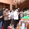 Jokowi Takziah ke Rumah Duka Almarhum Pakdenya