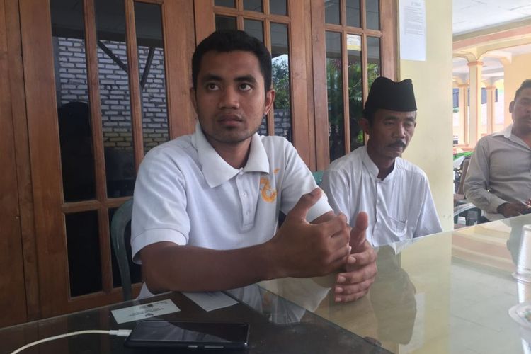 Suud, kakak kandung pelaku bersama Muyahya, ayah kandung pelaku penganiaya guru di Sampang.