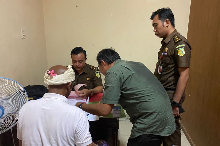 Penyidik Tindak Pidana Khusus Kejati Bali saat menyerahkan tersangka, AA, dan berkas perkara kasus korupsi Rp 130 miliar LPD Sangeh, Badung, Bali kepada tim Jaksa Penuntut Umum (JPU) pada Kamis (15/12/2022). /Humas Kejati Bali