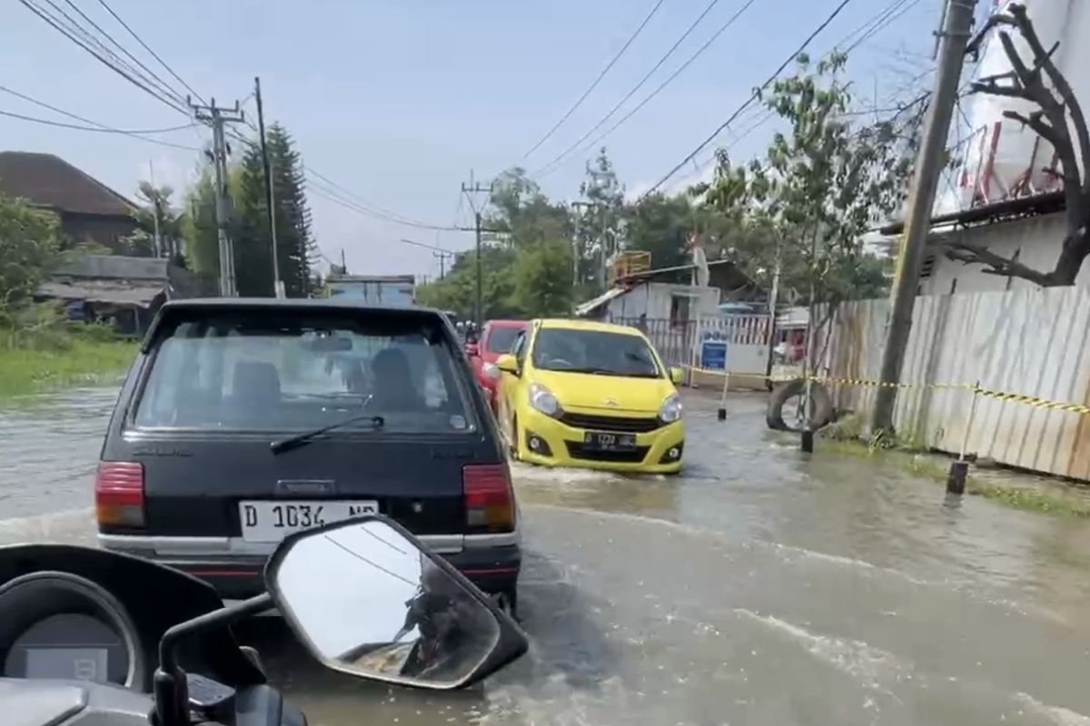 Situasi dan kondisi di Jalan Raya Sapan, Desa Tegalluar, Kecamatan Bojongsoang, Kabupaten Bandung, yang kerap dilanda banjir saat memasuki musim penghujan, Kamis (5/12/2024)