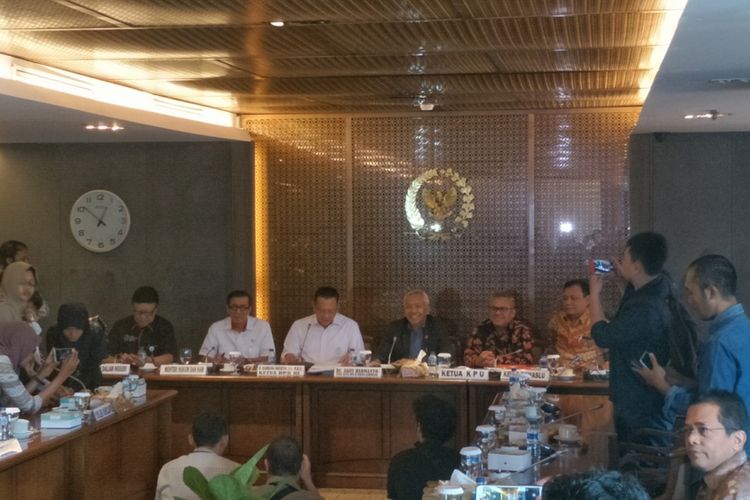 DPR, Pemerintah dan KPU akhirnya menyepakati bahwa mantan narapidana kasus korupsi, bandar narkoba dan kejahatan seksual terhadap anak memiliki kesempatan untuk mendaftar sebagai calon anggota legislatif (caleg) pada pemilu 2019.  Kesepakatan tersebut diputuskan dalam rapat konsultasi selama sekitar tiga jam di ruang rapat Pimpinan DPR, gedung Nusantara III, Kompleks Parlemen, Senayan, Jakarta, Kamis (5/7/2018).  Dalam rapat tersebut hadir Menteri Dalam Negeri Tjahjo Kumolo, Menkumham Yasonna Laoly, Ketua KPU Arief Budiman, Ketua Bawaslu Abhan, Ketua DPR Bambang Soesatyo, Wakil Ketua DPR Agus Hermanto, Pimpinan Komisi II dan Komisi III.