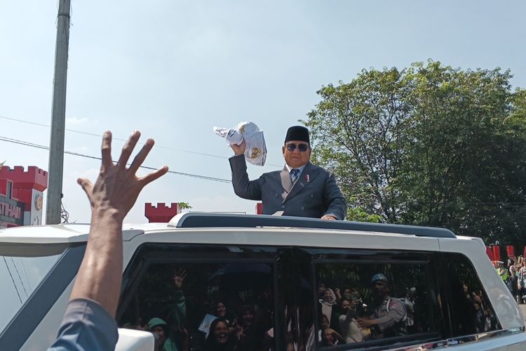 Prabowo Lempar Kaos ke Warga usai HUT Bhayangkara, Pengunjung Berebut Tangkap Suvenir