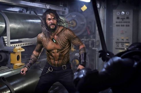 Warner Bros Rilis Foto Aquaman Melawan Sosok dalam Baju Besi Hitam