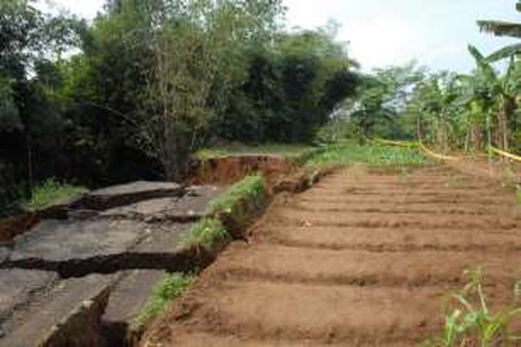 Jalan terputus di Kampung Pasir Angin, Desa Mekarjaya, Kecamatan Caringin, Sukabumi, Jawa Barat, Selasa (17/5/2016). Jalan penghubung antardesa di Caringin itu amblas pada Senin (16/5/2016) sekitar pukul 07:00 Wib. 