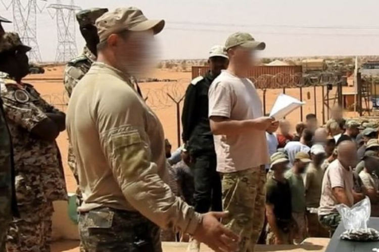 Foto yang menunjukkan komandan senior Wagner di antara prajurit Sudan pada 2019.