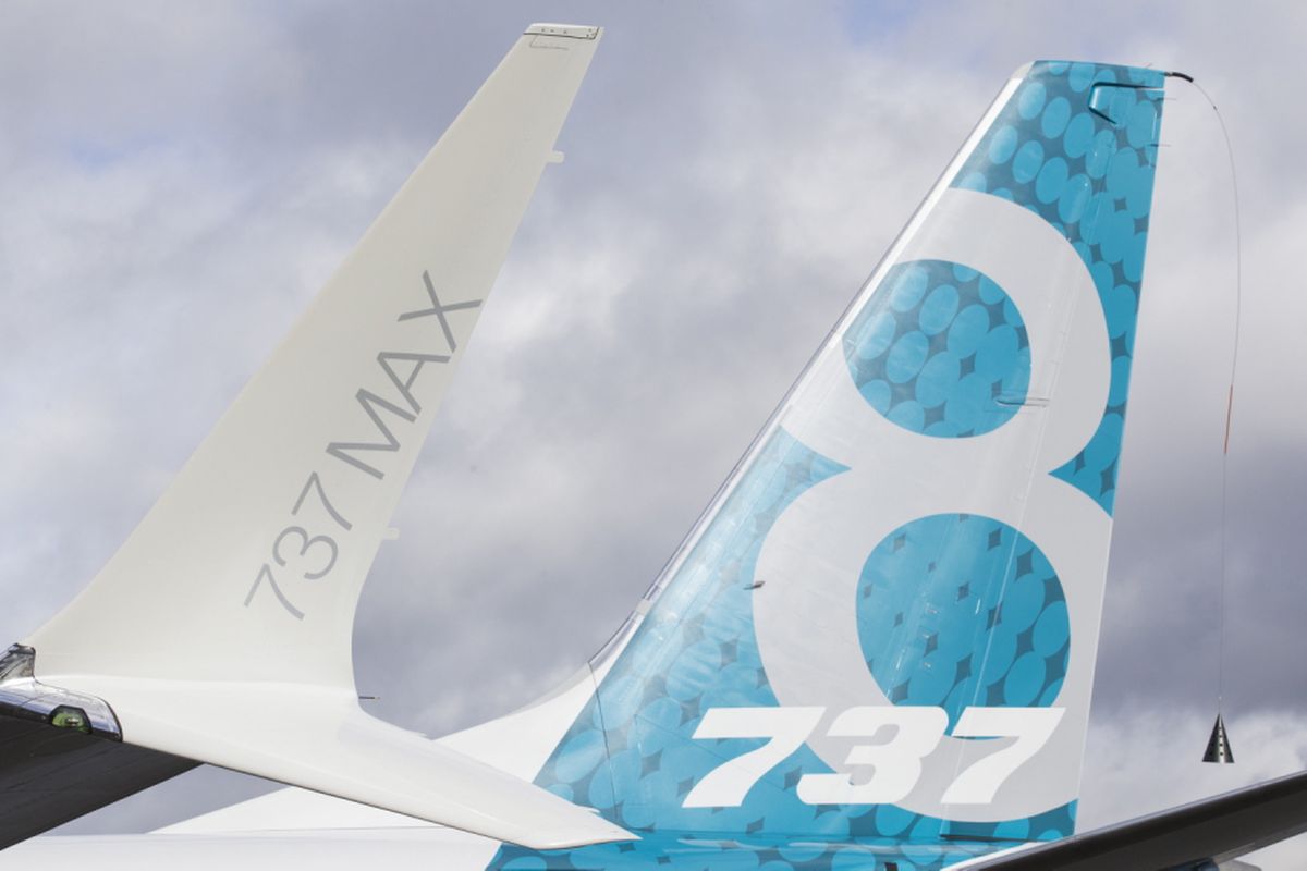 Ekor dan sayap pesawat generasi terbaru Boeing 737 MAX 8 mendarat di Boeing Field seusai menyelesaikan terbang pertamanya di Seattle Washington, Amerika Serikat, 29 Januari 2016. Pesawat ini merupakan seri terbaru dan populer dengan fitur mesin hemat bahan bakar dan desain sayap yang diperbaharui.