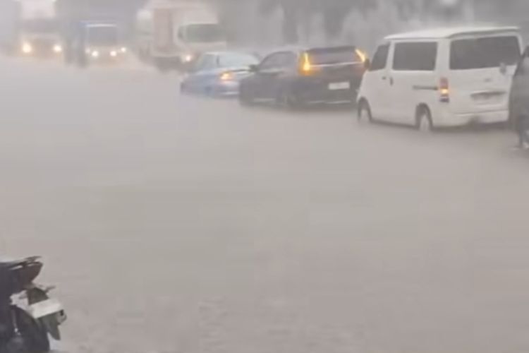 LANGGANAN: Banjir di Jalan Pantura Walisongo Semarang, Jawa Tengah, Jumat (30/10/2024).