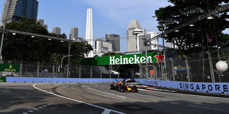 Pebalap Red Bull Racing, Daniel Ricciardo, memimpin catatan waktu lap pada sesi latihan bebas 1 GP Singapura di Sirkuit Marina Bay, Jumat (14/9/2018).