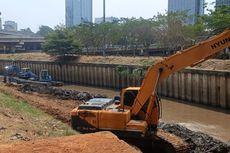 Cuaca Panas Bukan Halangan, Pasukan Biru Berpeluh demi Cegah Jakarta Kebanjiran