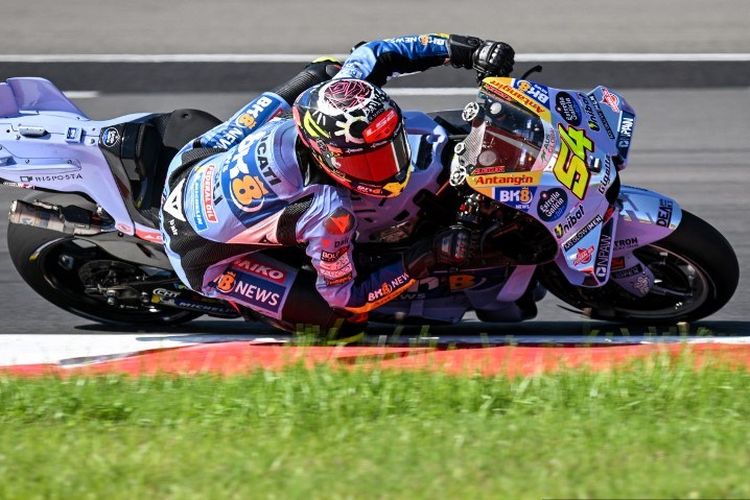 Pebalap MotoGP BK8 Gresini Racing, Fermin Aldeguer, beraksi dalam sesi latihan menjelang MotoGP Mandalika di Sirkuit Internasional Mandalika di Mandalika, Nusa Tenggara Barat pada 3 Oktober 2025. (Foto oleh Sonny TUMBELAKA / AFP)