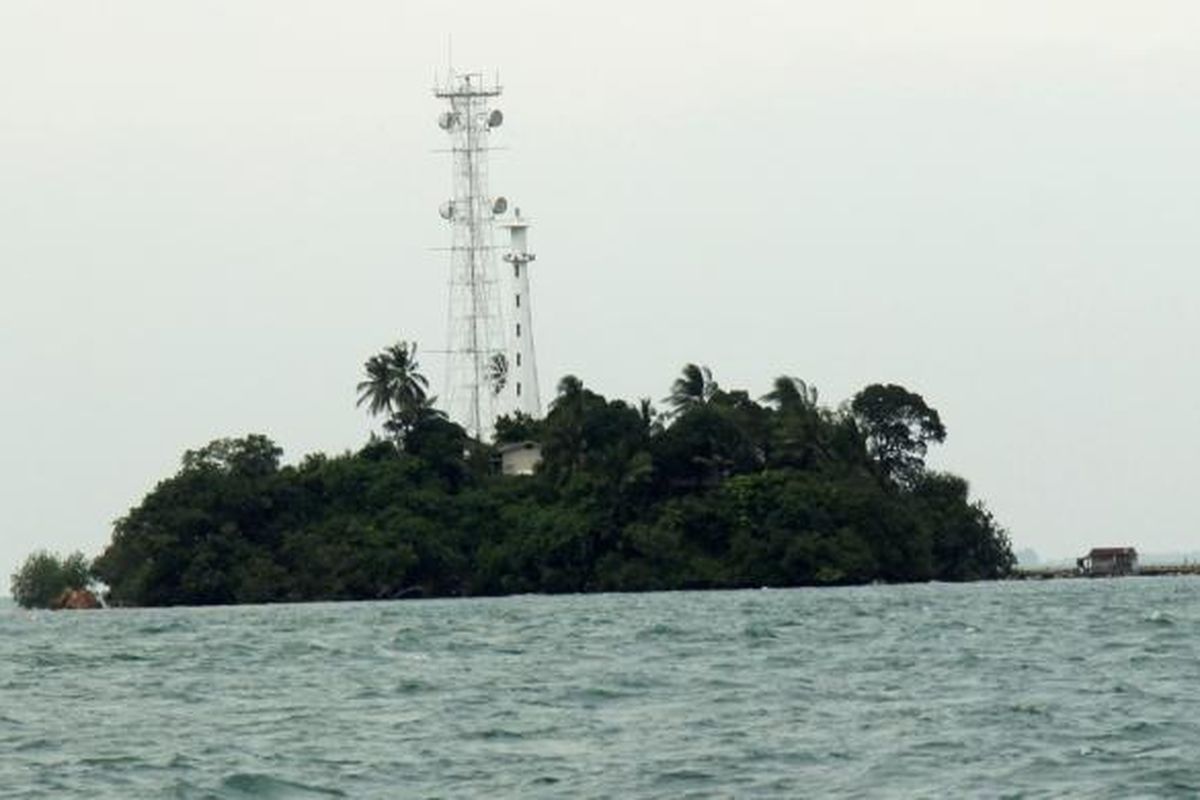 Salah satu pulau terluar di Batam, Kepulauan Riau. Sejumlah pulau di Batam  menjadi titik ukur perbatasan Indonesia dengan negara tetangga. Sebagian pulau itu juga dilengkapi mercusuar sebagai pemandu bagi ribuan kapal yang melintas di perairan perbatasan Indonesia-Singapura