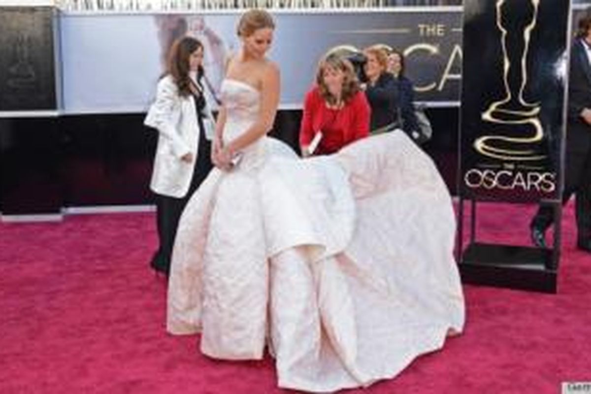 /Seorang aktris bersiap-siap sebelum melewati karpet merah Piala Oscar.
