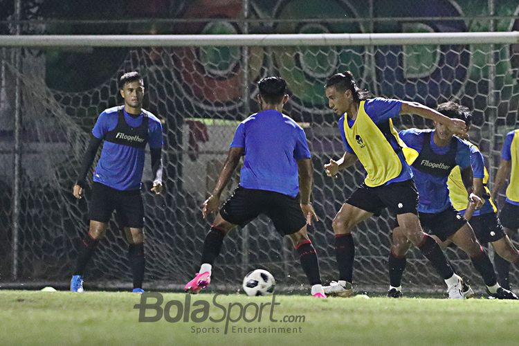 Hanif Sjahbandi beserta para pemain timnas U22 Indonesia sedang menjalani latihan di Lapangan D, Senayan, Jakarta, pada 2 Maret 2021.