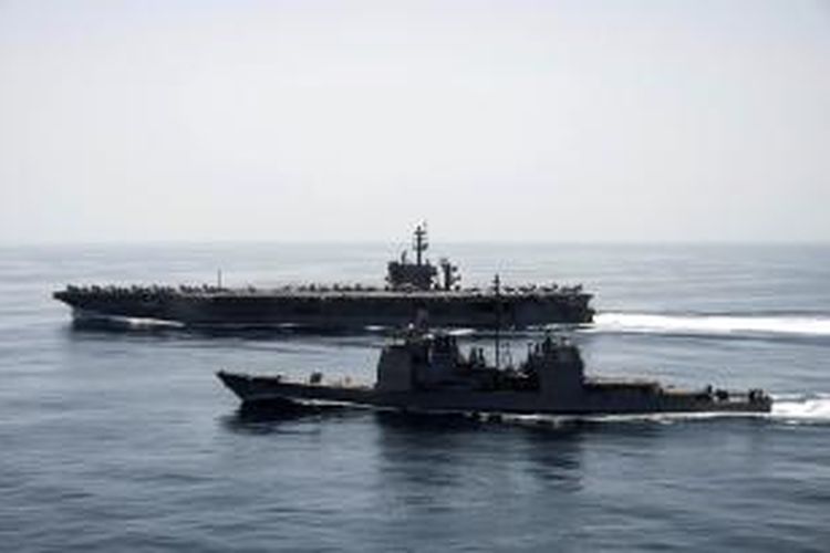 Kapal induk AS USS Theodore Roosevelt dan kapal penjelajah USS Normandy terlihat berlayar di Laut Arab untuk mengawasi konvoi kapal laut Iran yang diduga akan memasok senjata bagi pemberontak Houthi di Yaman.
