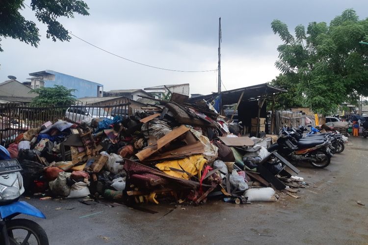 Tumpukan sampah sisa banjir di jalan Adhi Karya, Kedoya, Kebon Jeruk, Jakarta Barat pada Senin (6/1/2020) petang