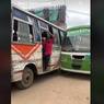 Video Dua Bus Pakistan Saling Mepet tapi Kru Tetap Santai