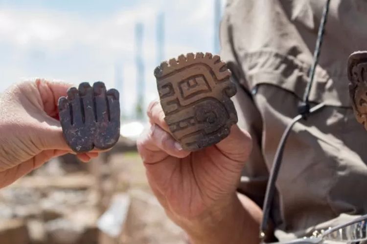 Potongan barang tembikar ditemukan di dalam makam berusia 3.000 tahun itu.