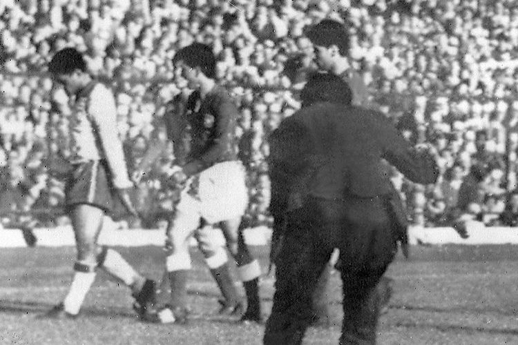 Bintang Brasil Garrincha (kiri) dikelilingi pemain Chile saat berjalan ke luar lapangan setelah menerima kartu merah dari wasit Arturo Yamasaki pada semifinal Piala Dunia 1962. Garrincha lebih dulu mencetak dua gol sebelum menerima kartu merah. Brasil kemudian menang 4-2 atas tuan rumah Chile.