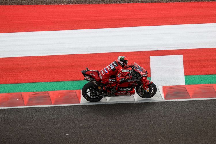 Pebalap Ducati Lenovo Team, Francesco bagnaia memacu sepeda motornya saat sesi latihan bebas 4 MotoGP seri Pertamina Grand Prix of Indonesia 2022 di Pertamina Mandalika International Street Circuit, Lombok Tengah, NTB, Sabtu (19/3/2022).