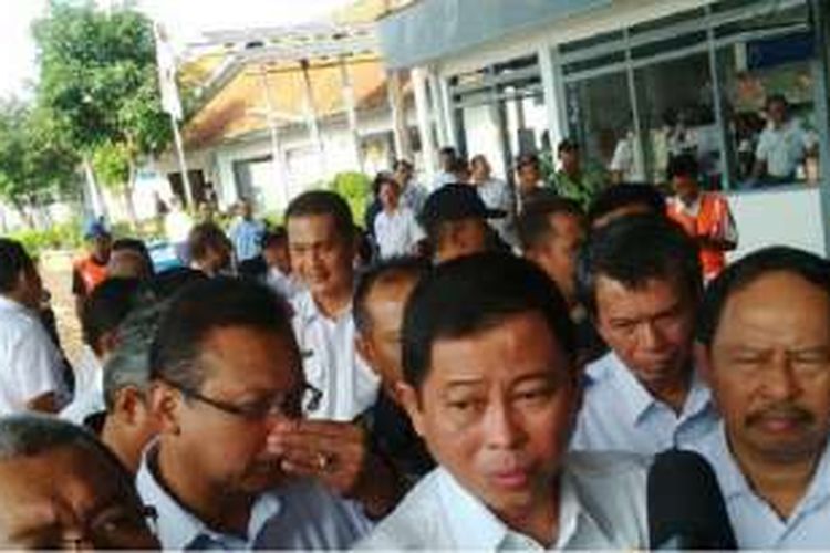 Menteri Perhubungan RI, Ignasius Jonan (tengah, berbaju putih)? usai meresmikan KA Perintis jurusan Cianjur- Sukabumi, di Stasiun KA Cianjur, Jumat (19/2/2016). 