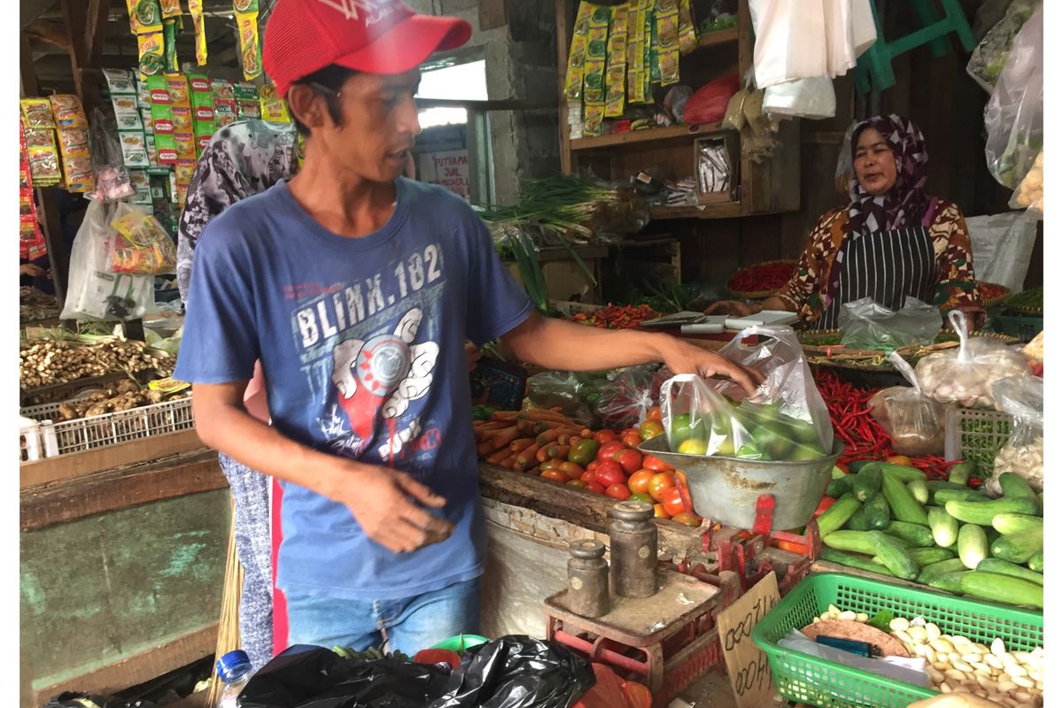 Mansur, pedagang bahan-bahan pangan di Pasar Cisalak, Cimanggis, Depok, Rabu (24/4/2019).