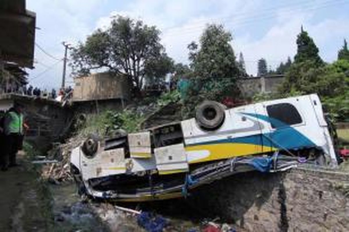 Kondisi Bus Giri Indah yang mengalami kecelakaan masuk jurang di Desa Tugu, Cisarua, Bogor, Jawa Barat, Rabu (21/8/2013). Kecelakaan menewaskan 18 penumpang, 32 orang mengalami luka berat, 10 orang luka ringan.