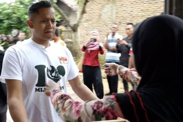 Andre tak dapat menahan haru ketika bertemu dengan ibu kandungnya untuk pertama kalinya. Kedatangannya juga disambut para tetangga