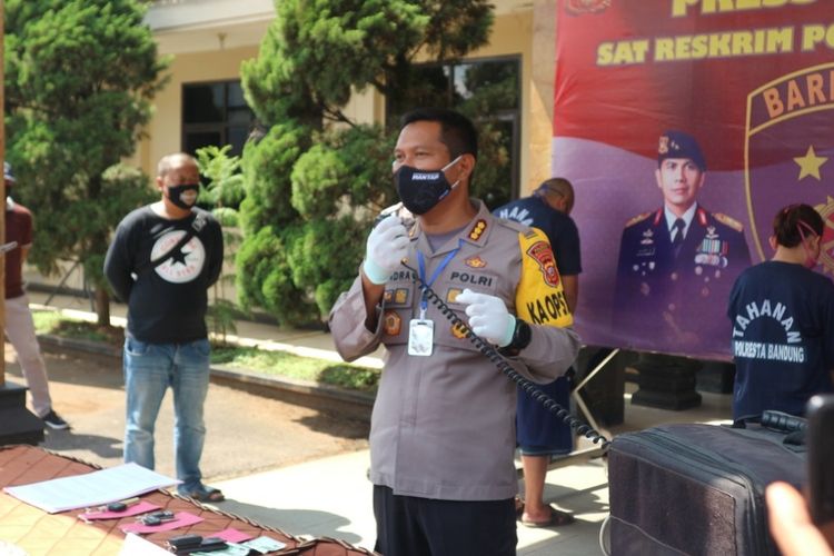 Kapolresta Bandung Kombes Hendra Kurniawan tengah memperlihatkan barang bukti puluhan kendaraan rental yang digelapkan pelaku.