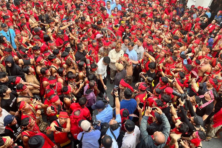 Calon presiden nomor urut 2 Prabowo Subianto menggelar silaturahmi bersama masyarakat adat pasukan merah atau Tariu Borneo Bangkule Rajakng (TBBR) di Cafe Kluwi, Pontianak, Kalimantan Barat (Kalbar), Sabtu (20/1/2024). 