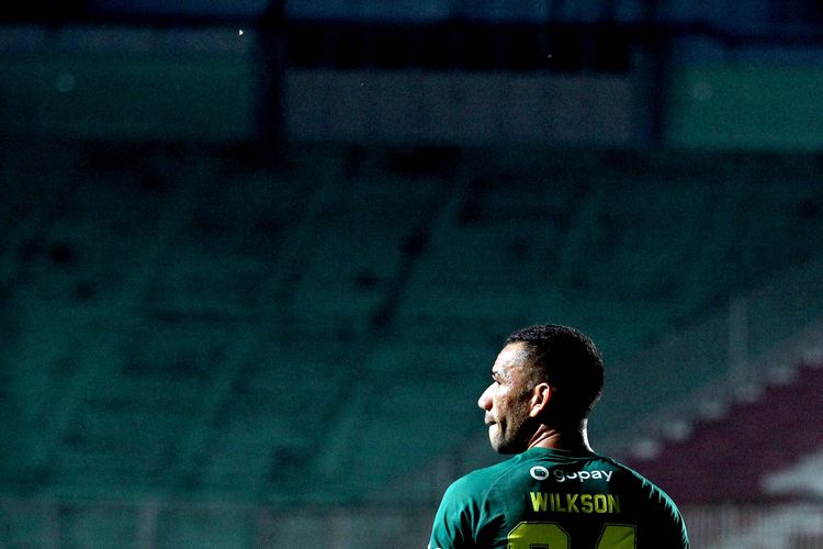 Pemain Persebaya Surabaya Jose Wilkson saat melawan Persita Tangerang pada pertandingan pekan 13 Liga 1 2021-2022 yang berakhir dengan skor 4-0 di Stadion Maguwoharjo, Sleman, Rabu (24/11/2021) malam.