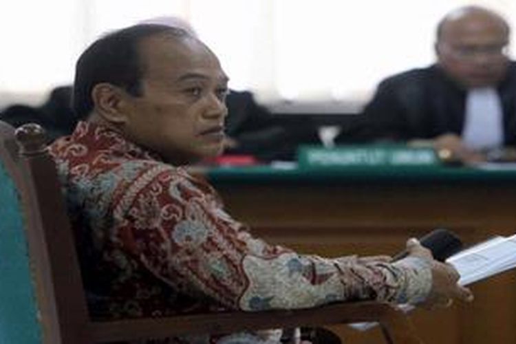 Terpidana kasus dugaan korupsi simulator SIM, Irjen Pol Djoko Susilo, saat menyampaikan eksepsi di pengadilan Tindak Pidana Korupsi (Tipikor), Jakarta, Selasa (7/5/2013). 

