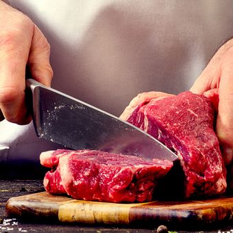 Ilustrasi memotong daging mentah, pisau untuk memotong daging. 