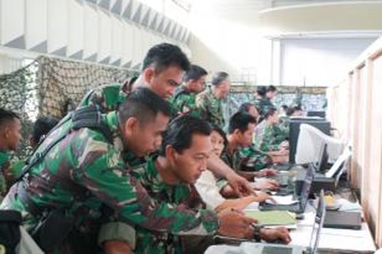 Para TNI melakukan kegiatan gladi posko bencana di GOR Gemilang, Kota Mungkid Kabupaten Magelang, Selasa (10/12/2013).
