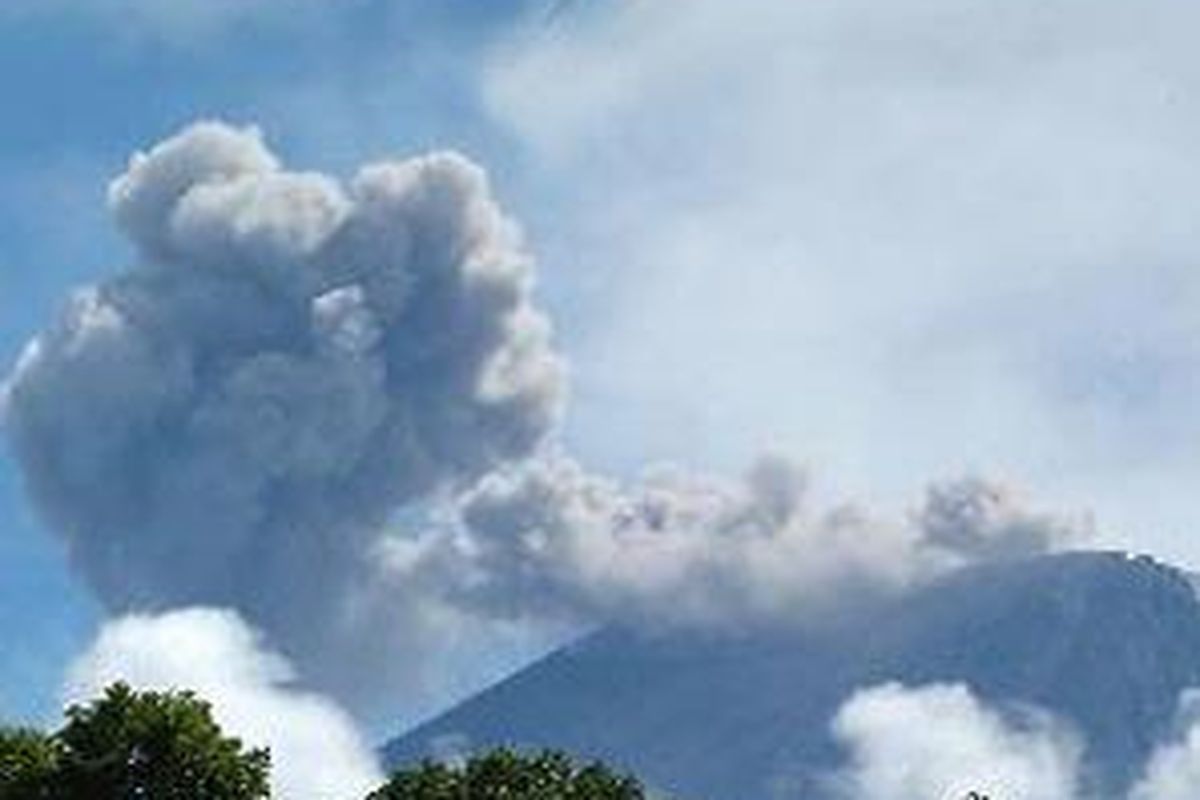 Gunung Semeru mengeluarkan asap putih.