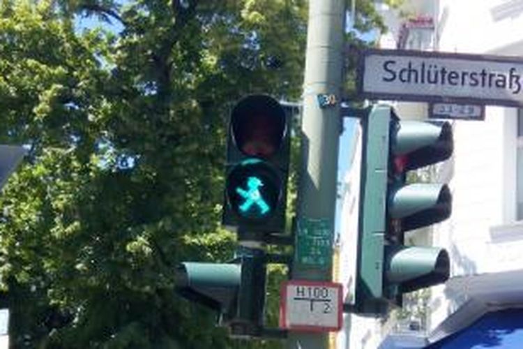 Lampu pedestrian di Berlin dengan simbol Ampelmann. 