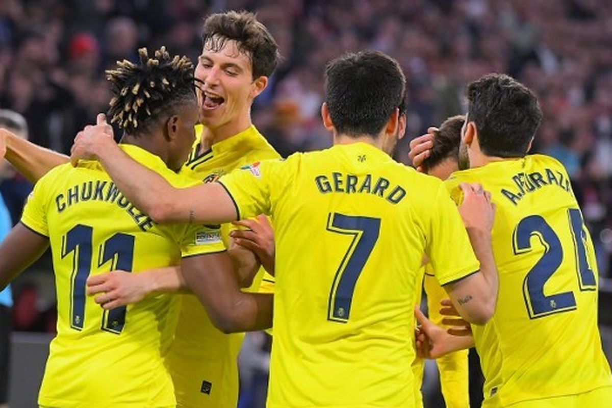 Samuel Chukwueze (kiri) merayakan golnya dalam laga Bayern Muenchen Vs Villarreal pada leg kedua perempat final Liga Champions 2021-2022 yang digelar di Stadion Allianz Arena, Rabu (13/4/2022) dini hari WIB.