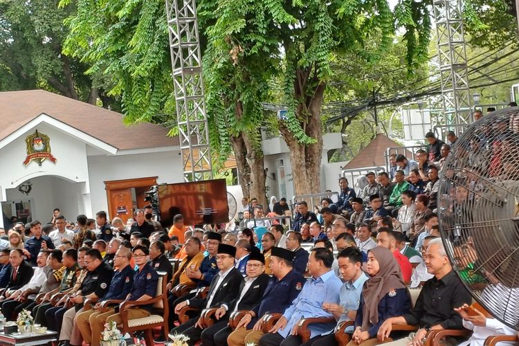 Para capres dan cawapres pada Pemilu 2024 hadir di acara Deklarasi Kampanye Damai Pemilu 2024 di halaman Gedung KPU, Jakarta, Senin (27/11/2023).