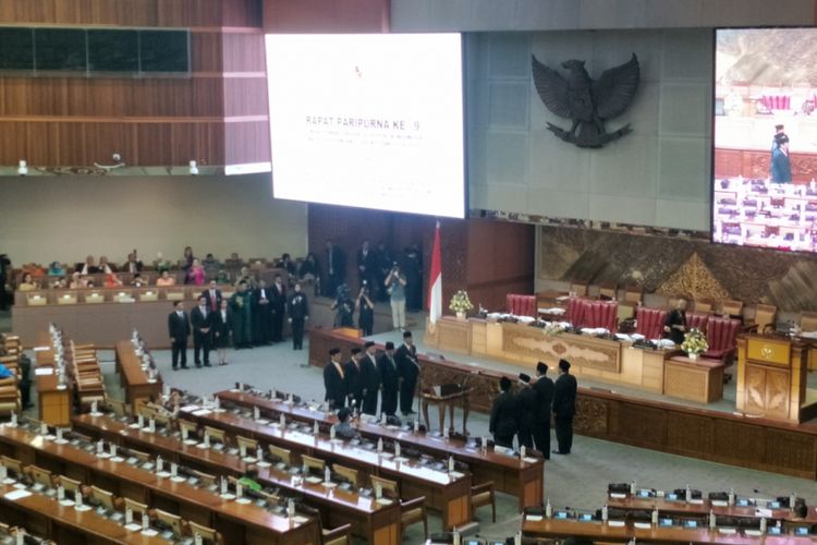 Sebanyak empat anggota Partai Hanura dan satu anggota Partai Persatuan Pembangunan (PPP) dilantik menjadi anggota DPR melalui mekanisme Pergantian Antarwaktu (PAW) pada Rapat Paripurna ke-9 masa persidangan II di Kompleks Parlemen, Senayan, Jakarta, Senin (3/12/2018).