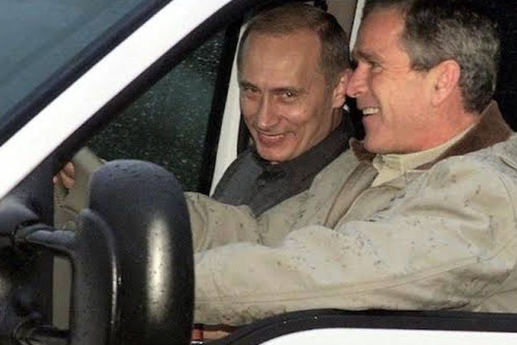 Keakraban Presiden Rusia Vladimir Putin dan presiden AS saat itu, George Bush, di Texas, 2001.