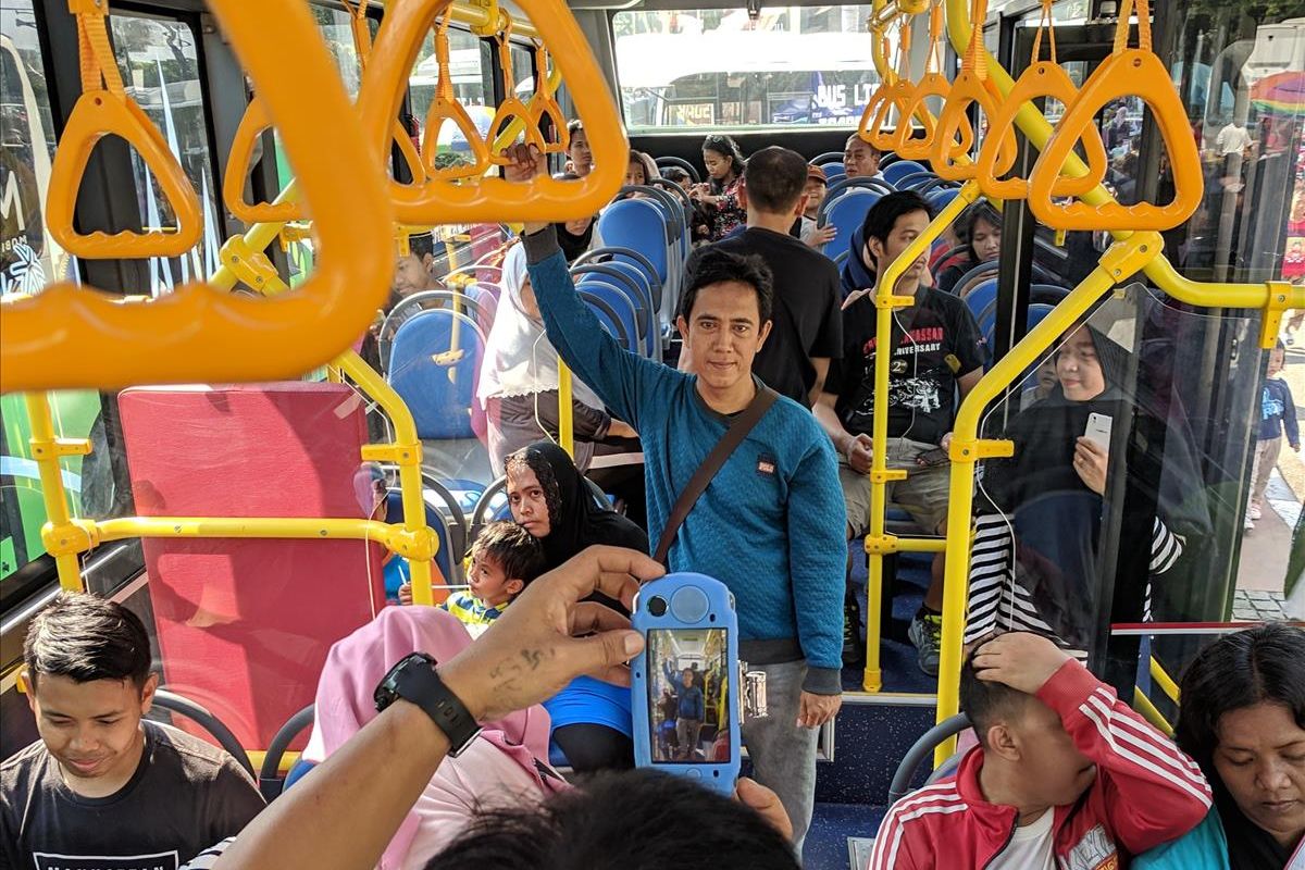 warga DKI berkunjung ke Pameran Bus Listrik Transjakarta di CFD Bundaran HI pada Minggu (5/4/2019)