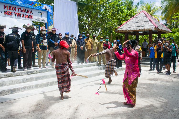 Pertunjukan Tari Cakalele yang bisa dilihat oleh wisatawan di Desa Wisata Arborek, Kabupaten Raja Ampat, Papua Barat, Rabu (27/10/2021).