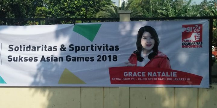 Spanduk bertemakan Asian Games 2018 yang dipasang Partai Solidaritas Indonesia di pagar Kantor Bawaslu DKI Jakarta, Selasa (21/8/2018).