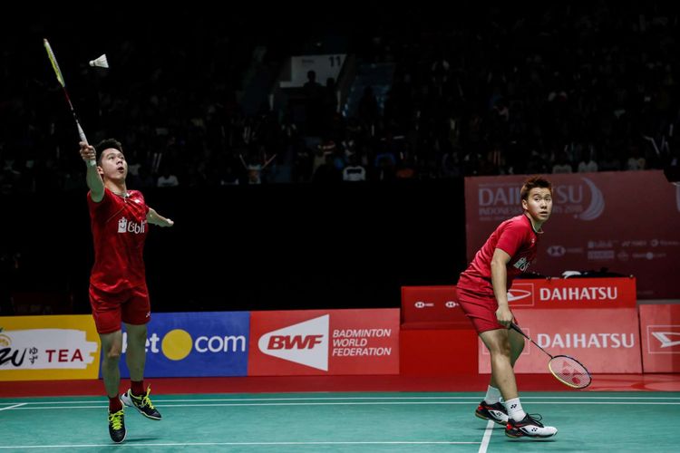 Pasangan ganda putra asal Indonesia Kevin Sanjaya Sukamuljo dan Marcus Fernaldi Gideon mengembalikan bola ke arah lawan Taiwan Chen Hung Ling dan Wang Chi Ling dalam babak perempat final Indonesia Master di Istora Senayan, Jakarta, Jumat (26/1/2018). Kevin Sanjaya Sukamuljo dan Marcus Fernaldi Gideon menang dengan tiga gim 20-22, 21-14 dan 21-14.