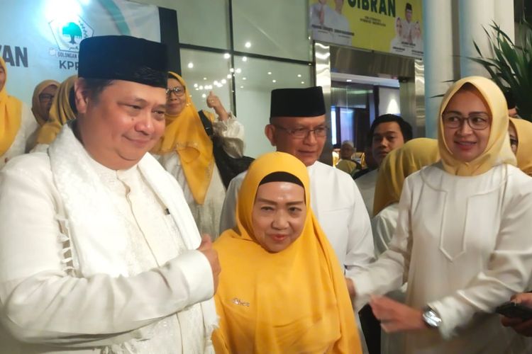 Ketua Umum Partai Golkar Airlangga Hartarto (kanan) saat menghadiri acara Gerakan Indonesia Bertadarus Al-Quran atau GIBRAN di Tangerang Selatan, Banten, Senin (5/2/2024) malam.