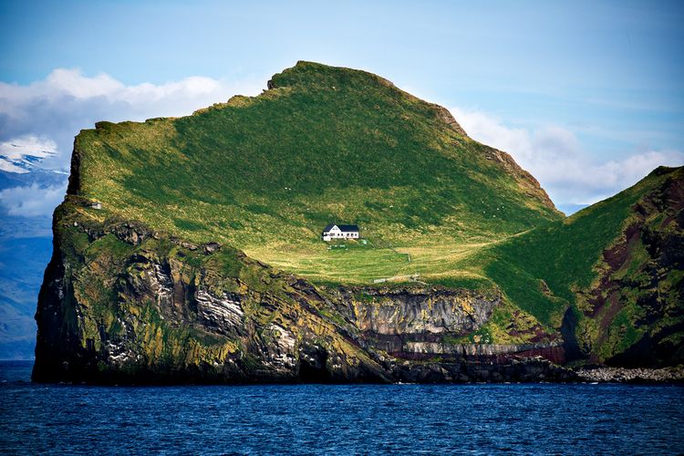 Pemandangan rumah terpencil di Pulau Ellidaey Islandia