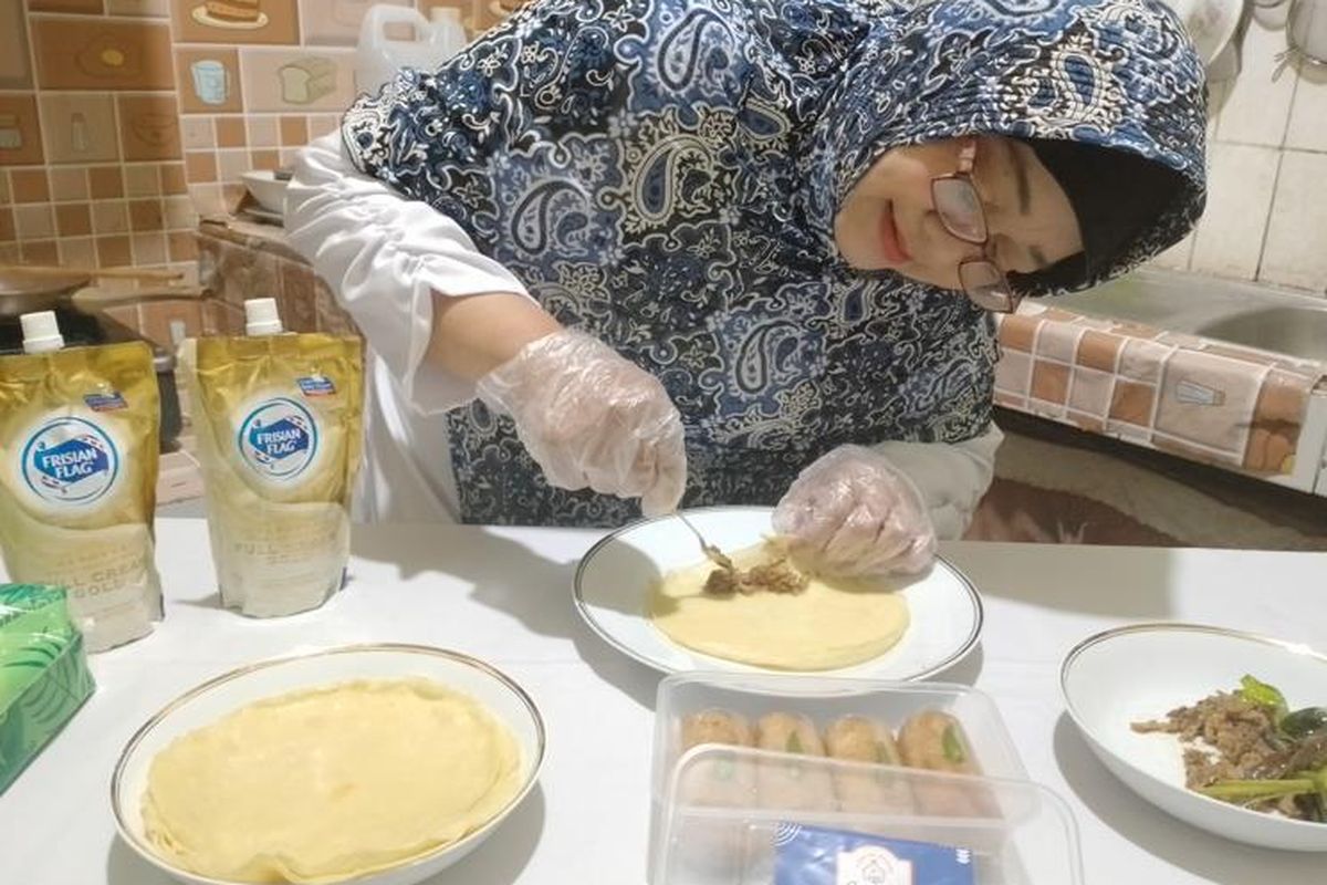 Peserta program Dapur Ibu Bersama yang diinisiasi Frisian Flag Indonesia dari Bandung, Vari Imanusari.
