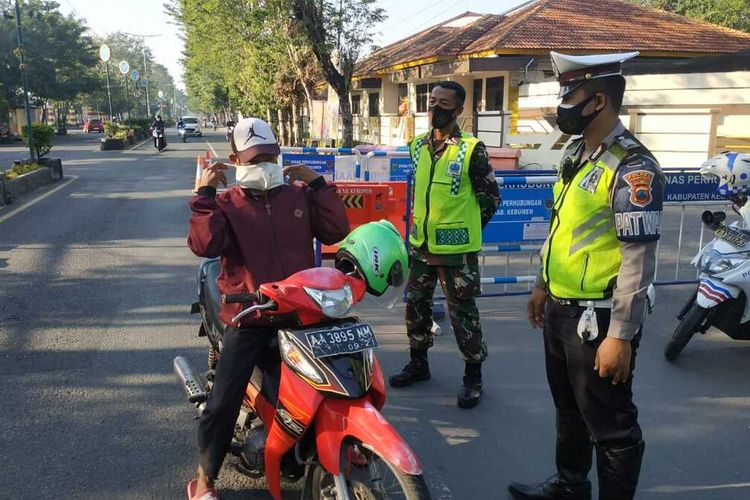 Penyekatan jalan selama PPKM di Kabupaten Kebumen, Jawa Tengah.